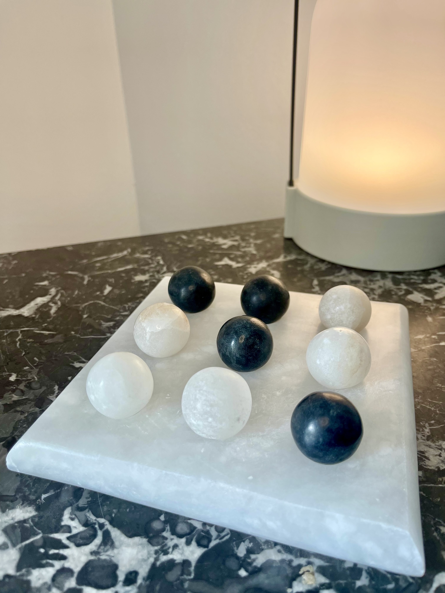 Jeu de morion design en marbre, jeu pour adulte et pour enfant, marbre blanc et noir