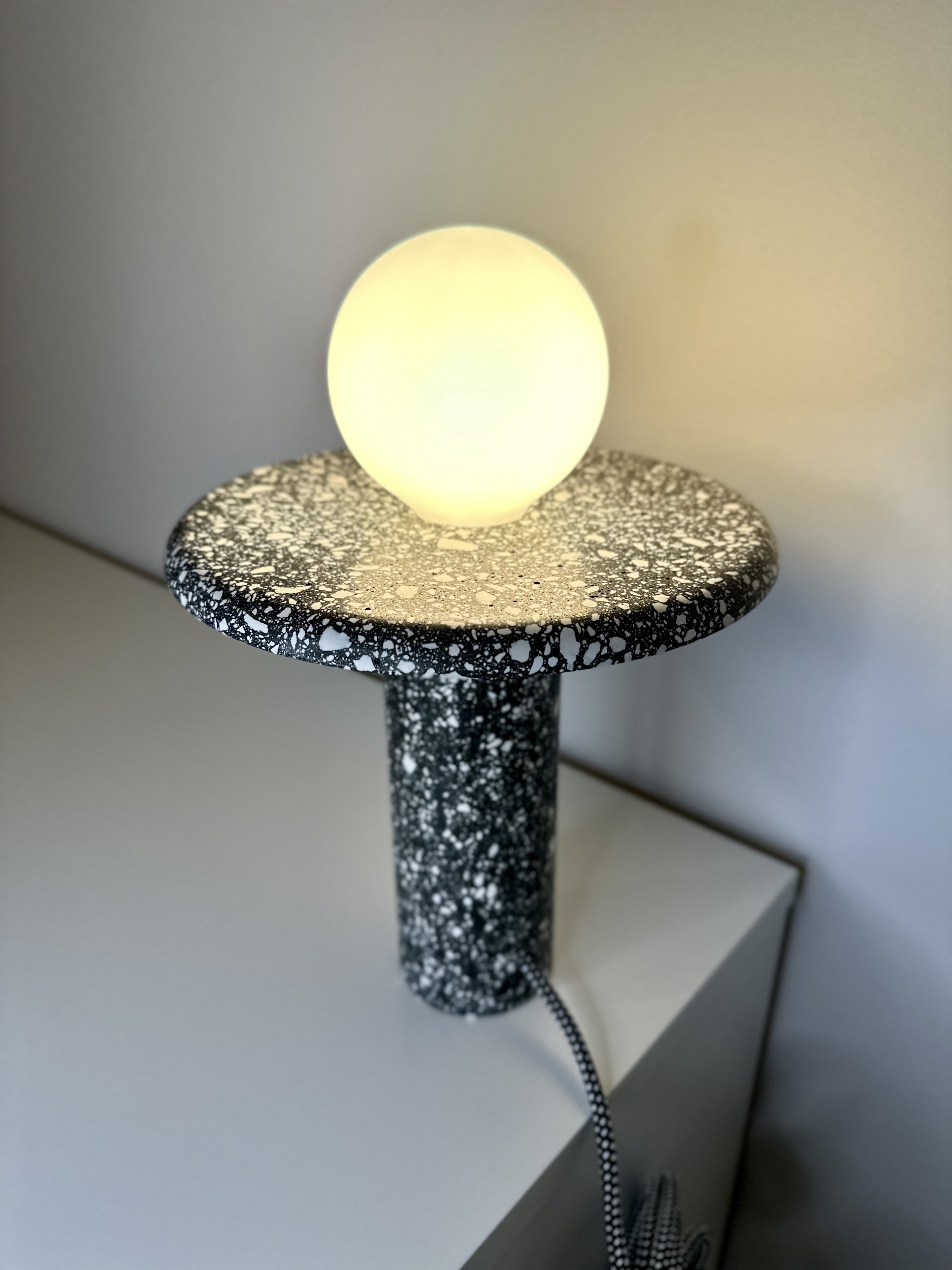 Lampe moonlight studio lampe originale fabriquée à la main, lampe très contemporaine pour une maison très moderne. Lampe design à poser sur une commande, une console dans une entrée