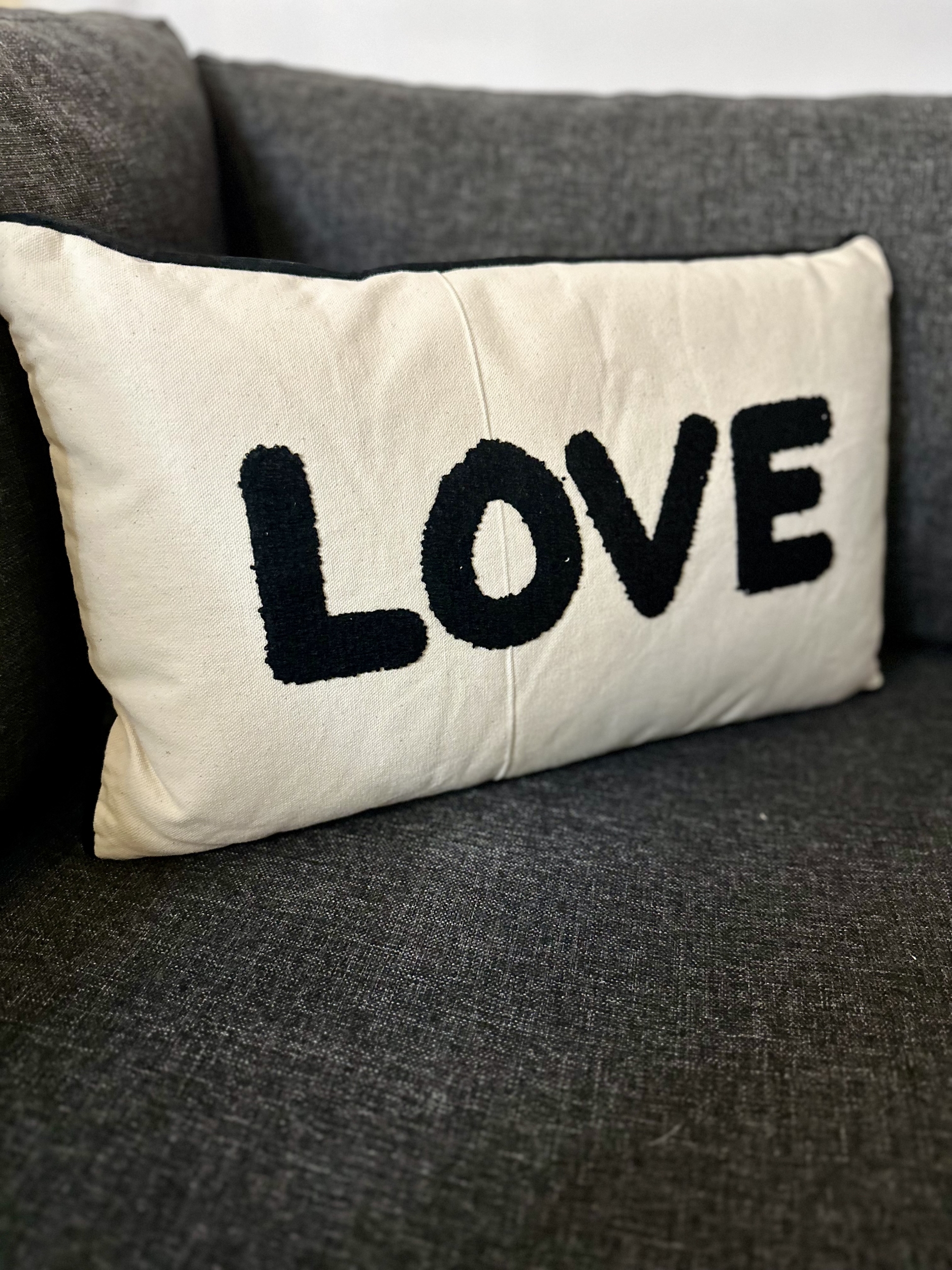Coussin pas cher à offrir pour une femme. Coussin avec le mot love brodé. Coussin original et à la mode.