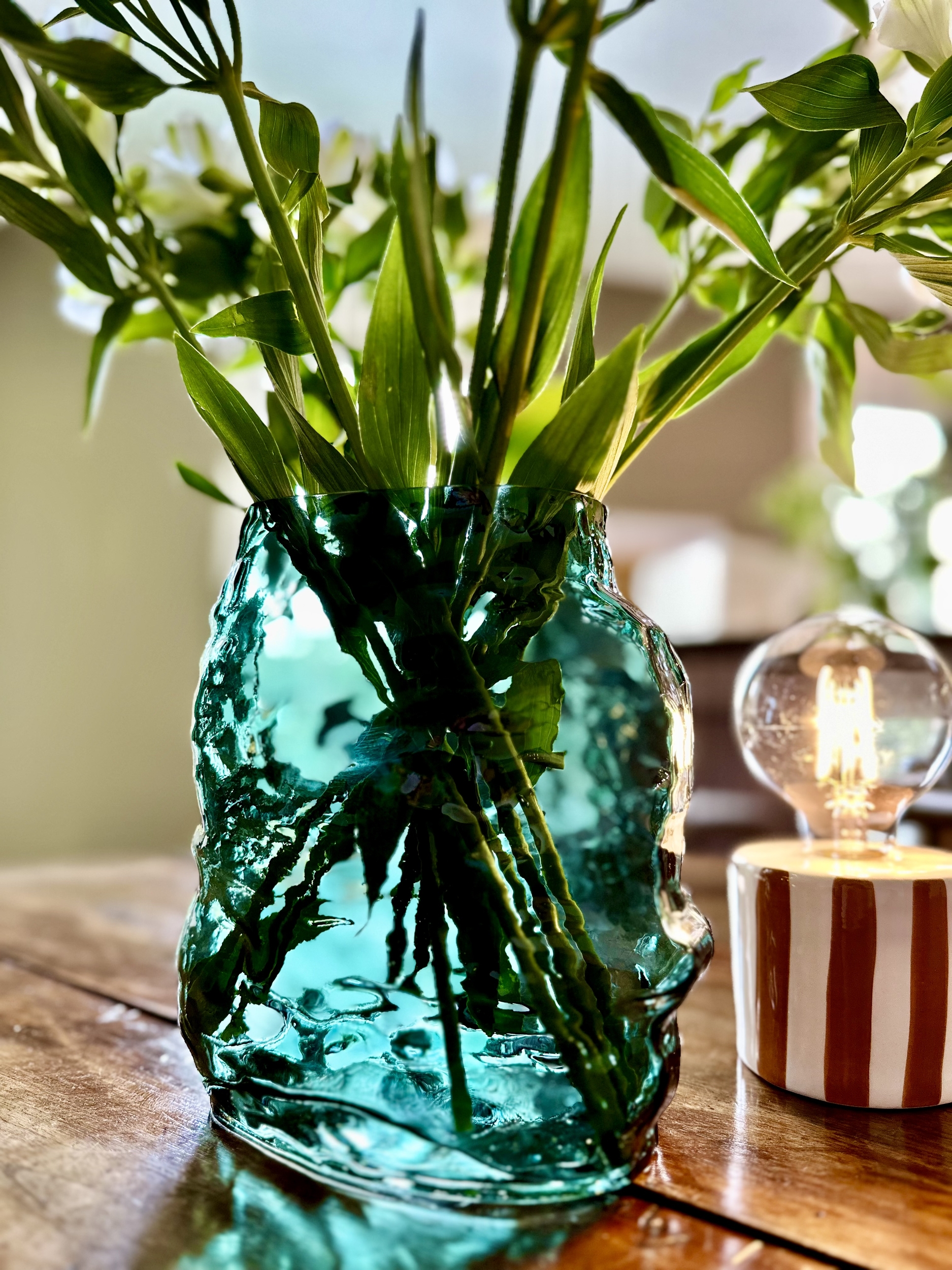 Lampe a rayure marron chocolat et blanche, lampe de table à pile, vase bleu vert effet gondolé très design