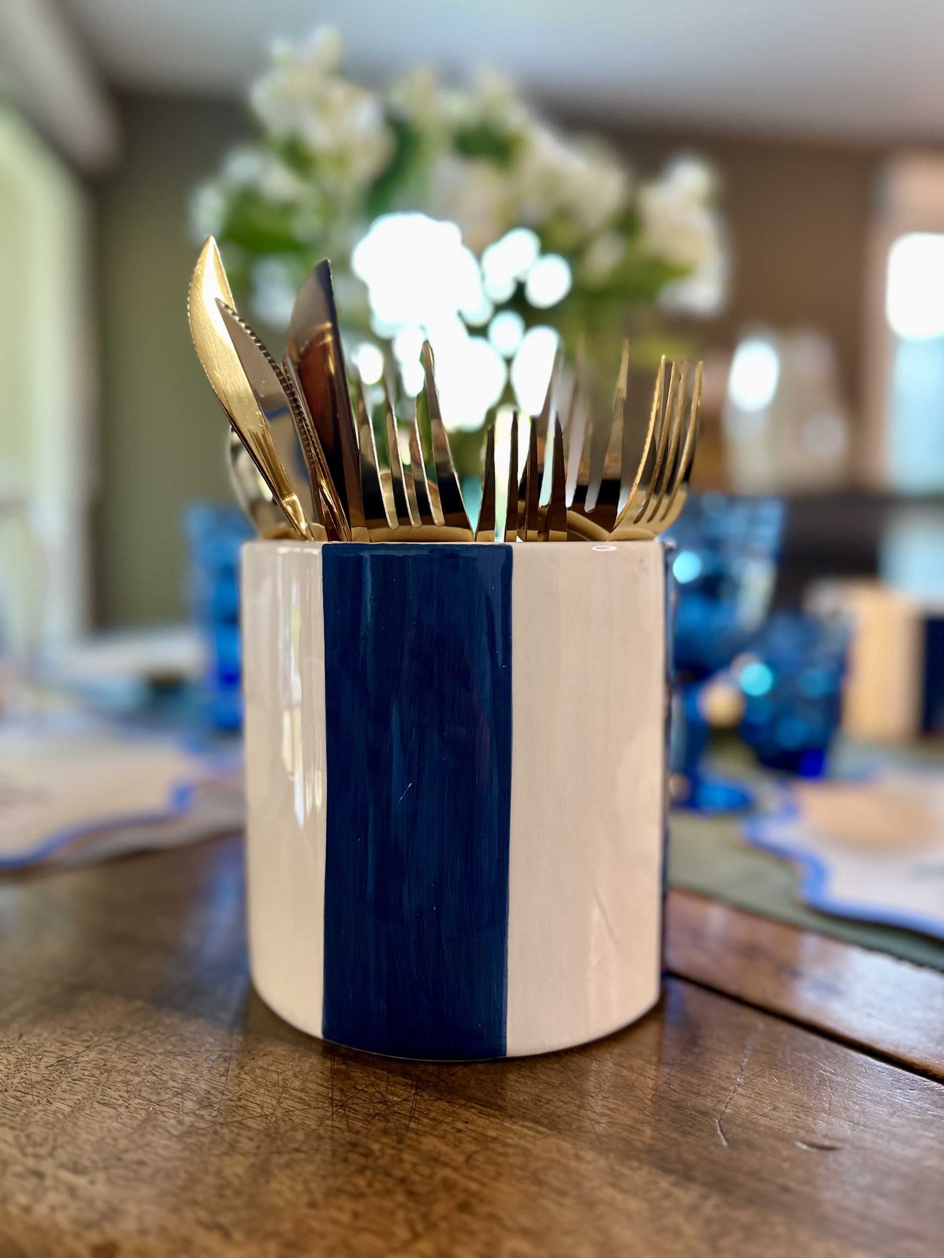 Range couvert bleu et blanc avec des rayures, style méditérranéen