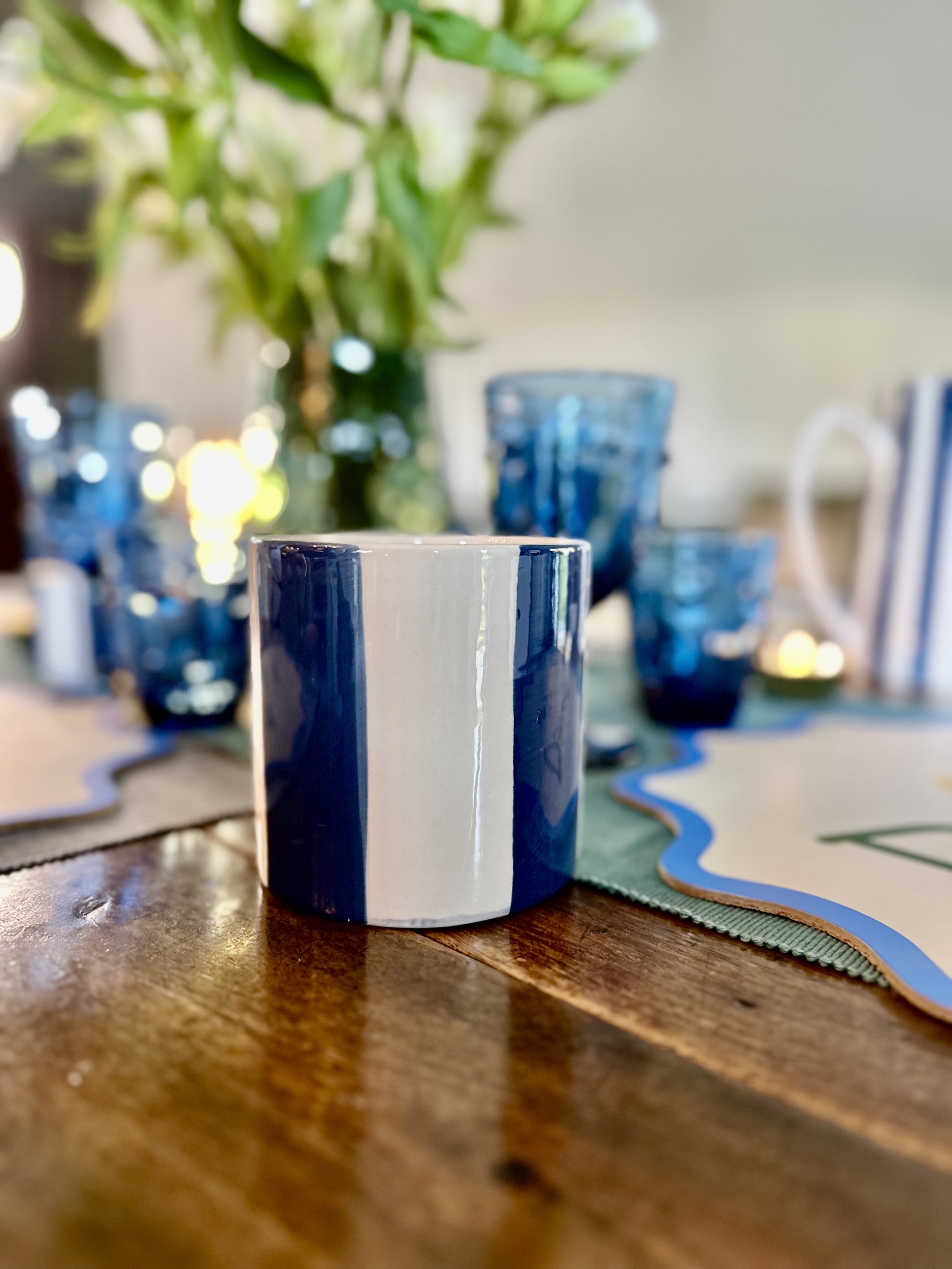 Set de pots avec des rayures blanches et bleu. Style bohème chic et Méditerranéen. Petite cadeau à offrir pour une fan de déco. Cache pot bleu et blanc pour une plante.