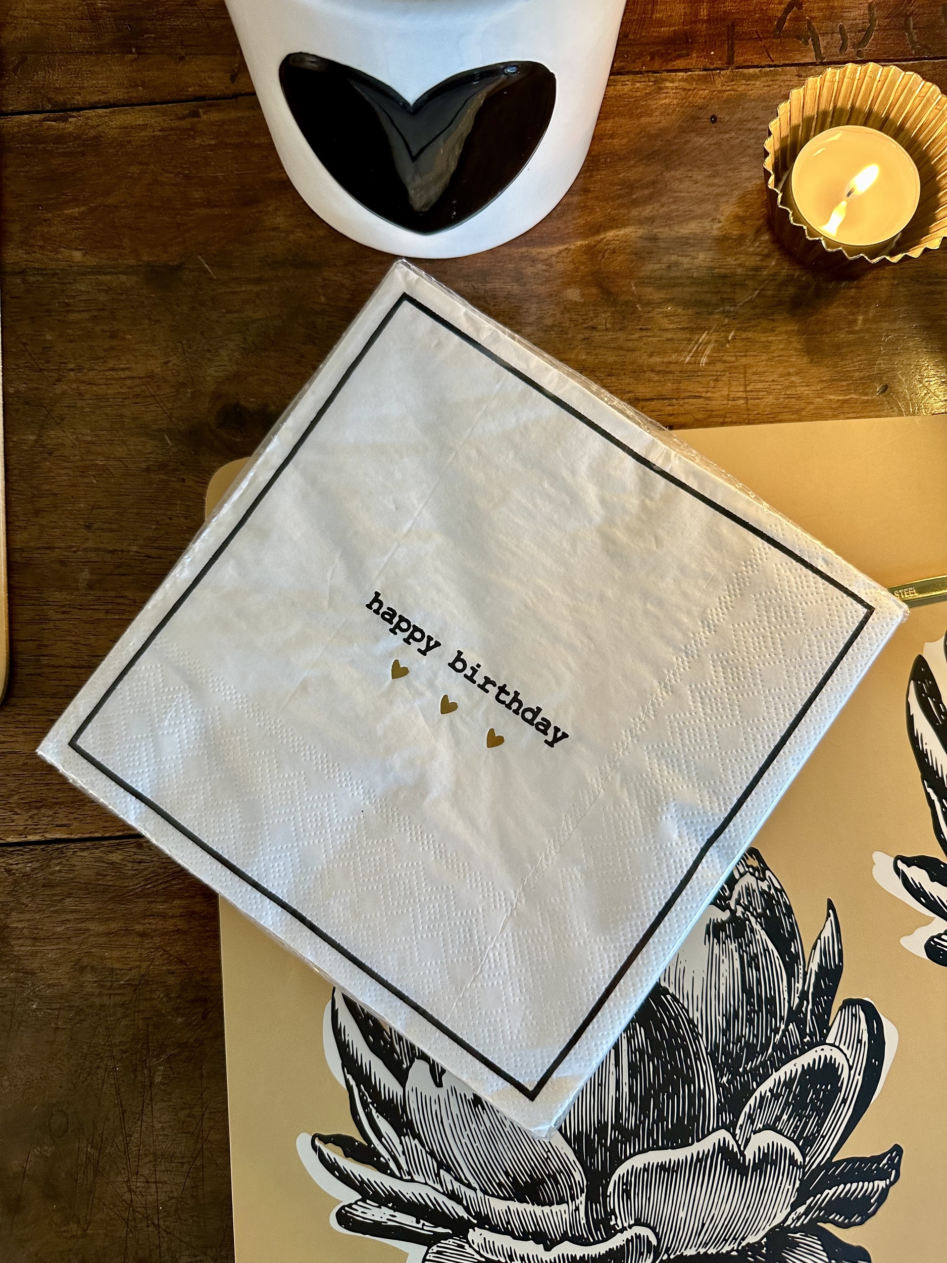 Serviette en papier pour un anniversaire, pour une petite fille pour une ado avec. Serviette en papier blanche et doré, serviette en papier avec des petits coeur dorés