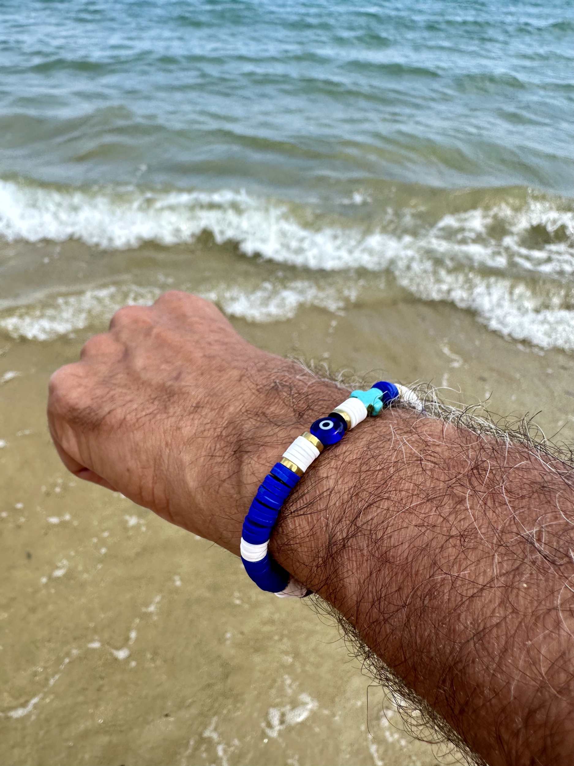 Bracelet homme en perles rondelles bleu et blanc oeil de protection et croix style méditerranéen