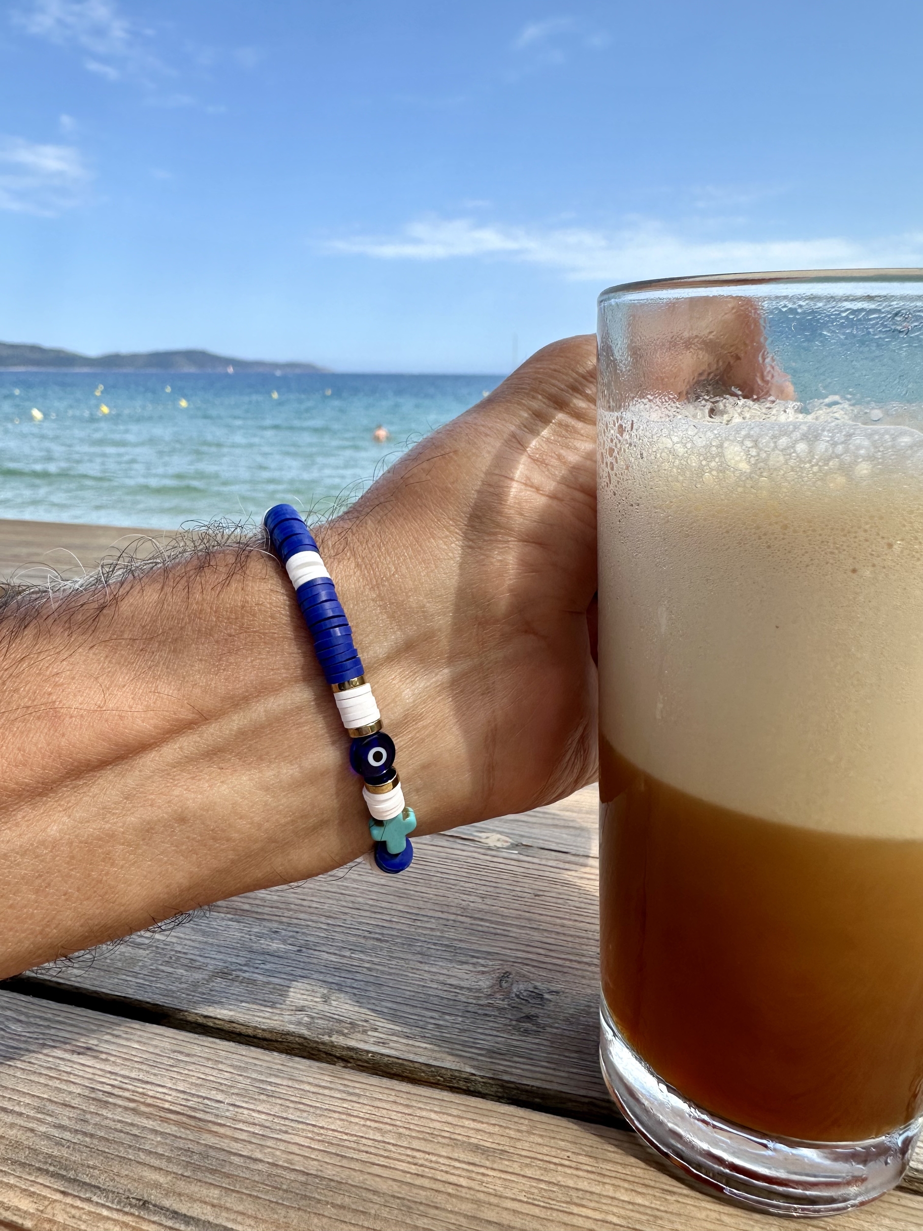 Bracelet homme en perles rondelles bleu et blanc oeil de protection et croix style méditerranéen