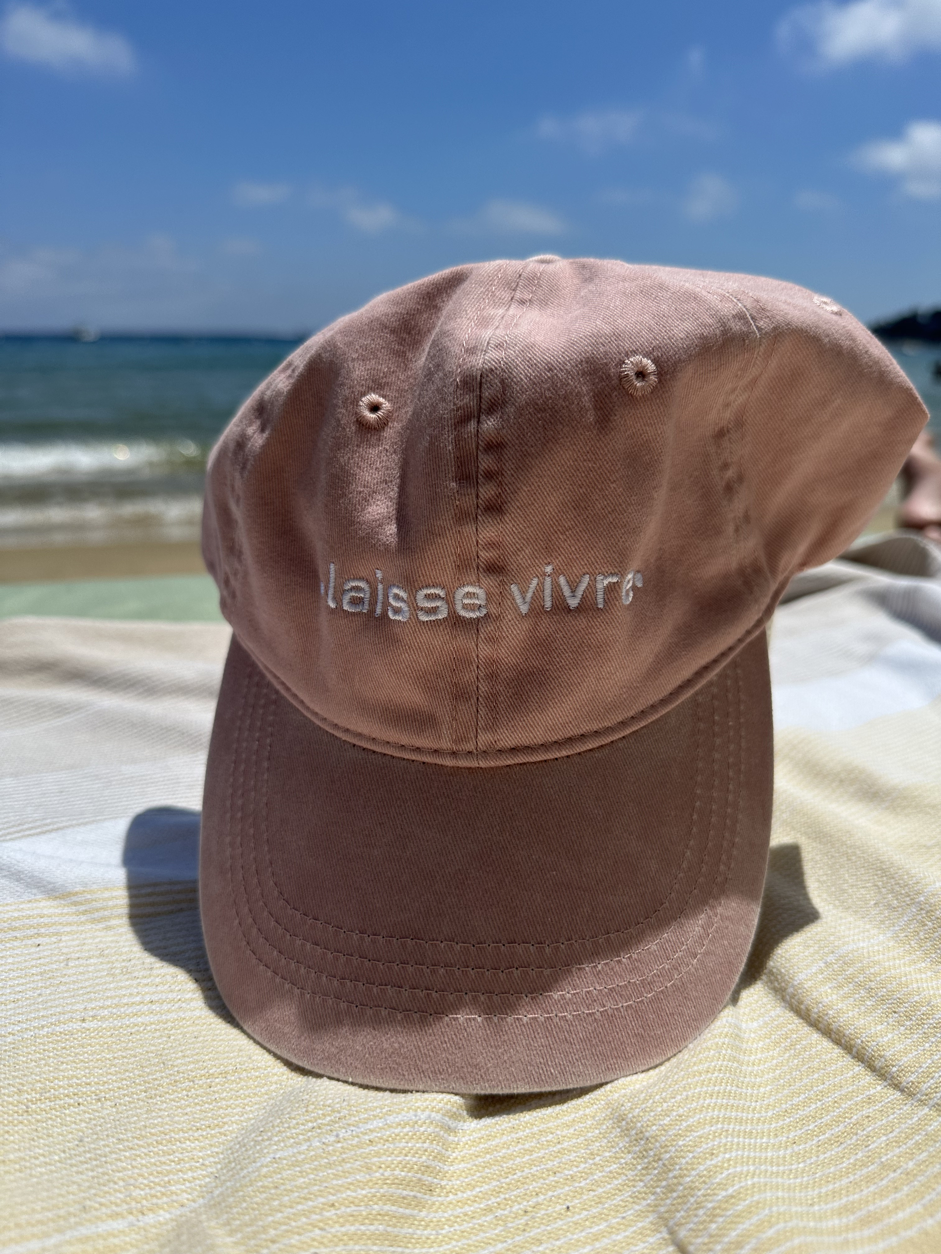 Casquette broderie laisse vivre rose pale tendance influence maryva