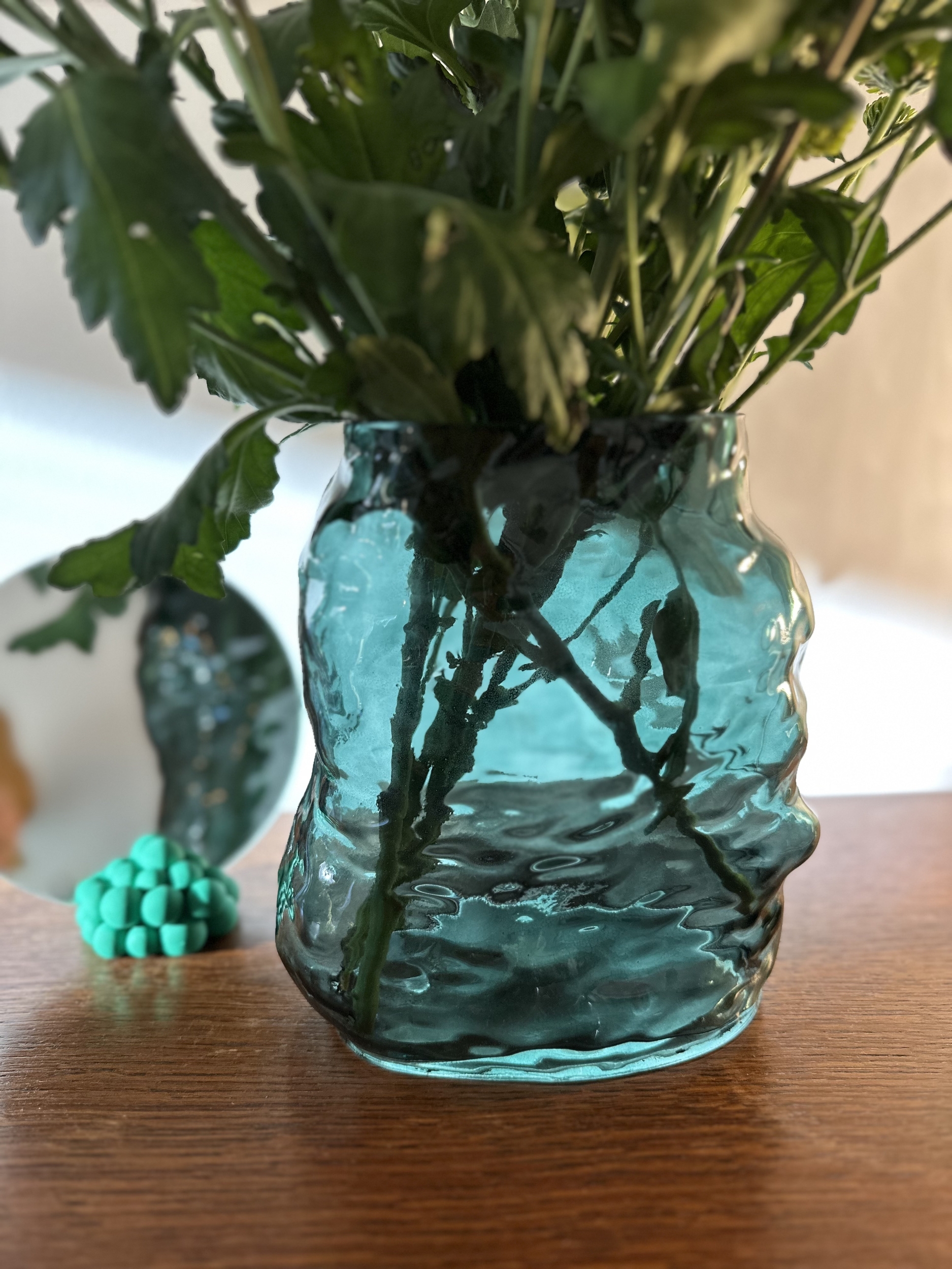Vase original vert en verre effet gondolé