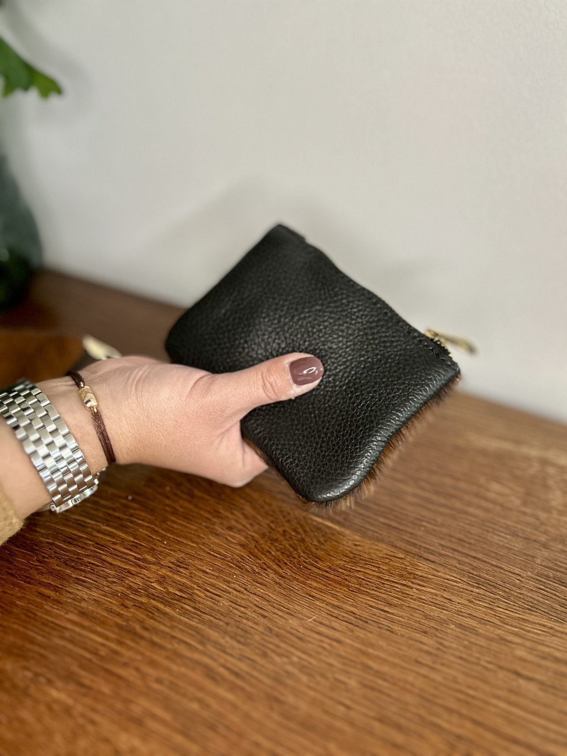 Porte-monnaie en 100% cuir marron et noir et camel avec des poils