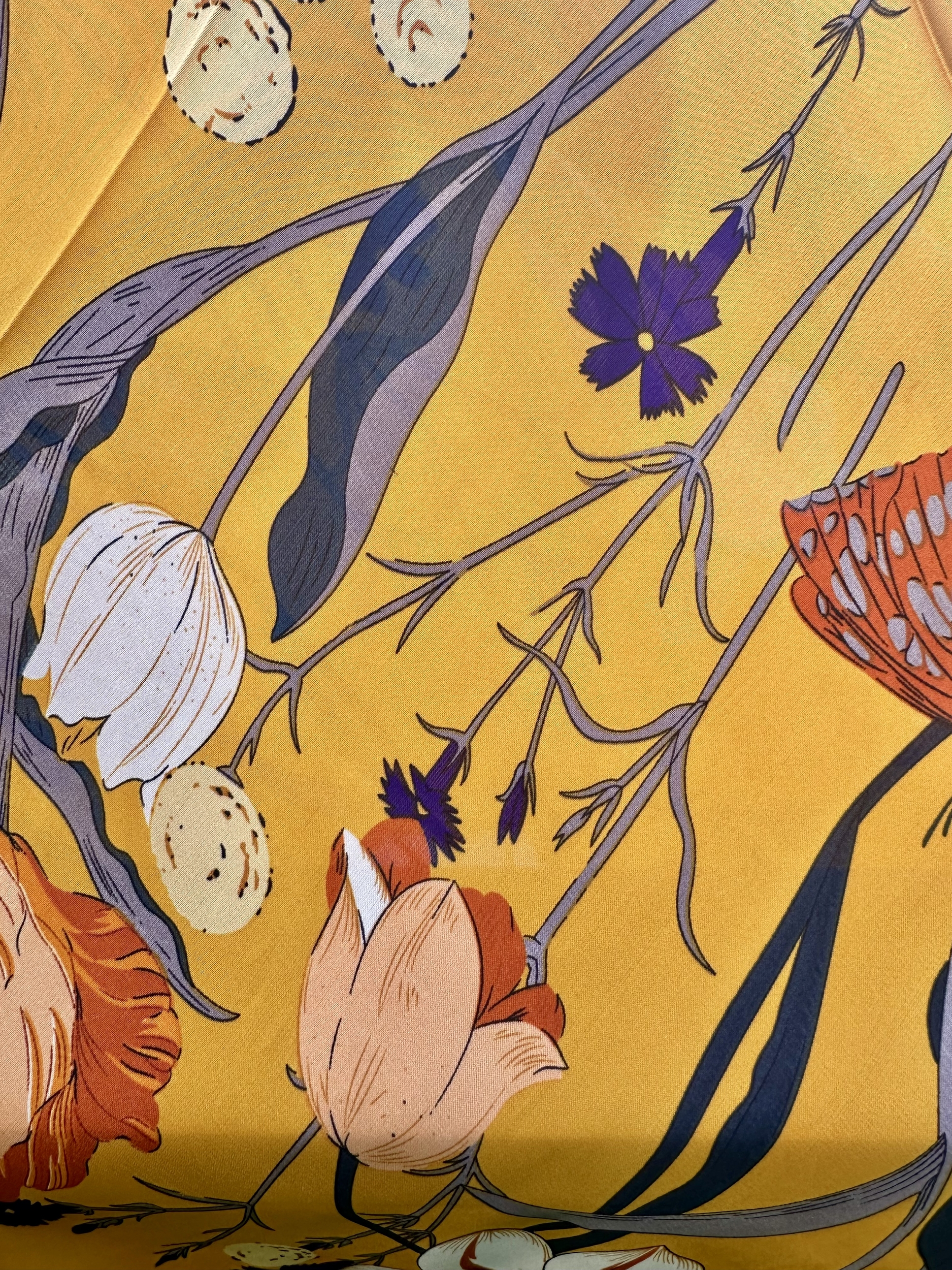 Foulard avec des fleurs colorés bleu marine, violet et ocre