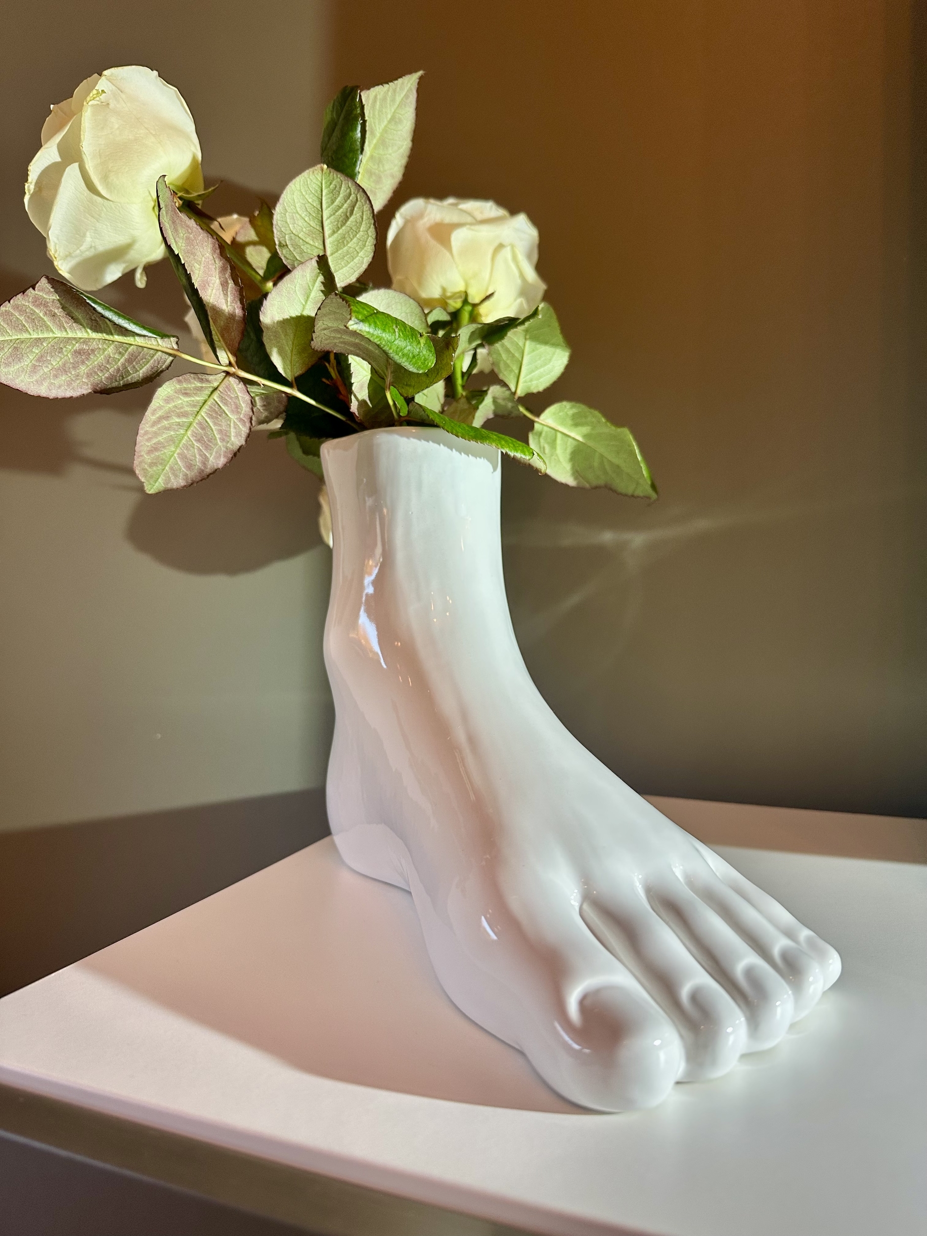 Vase pied blanc en céramique pour une décoration contemporaine
