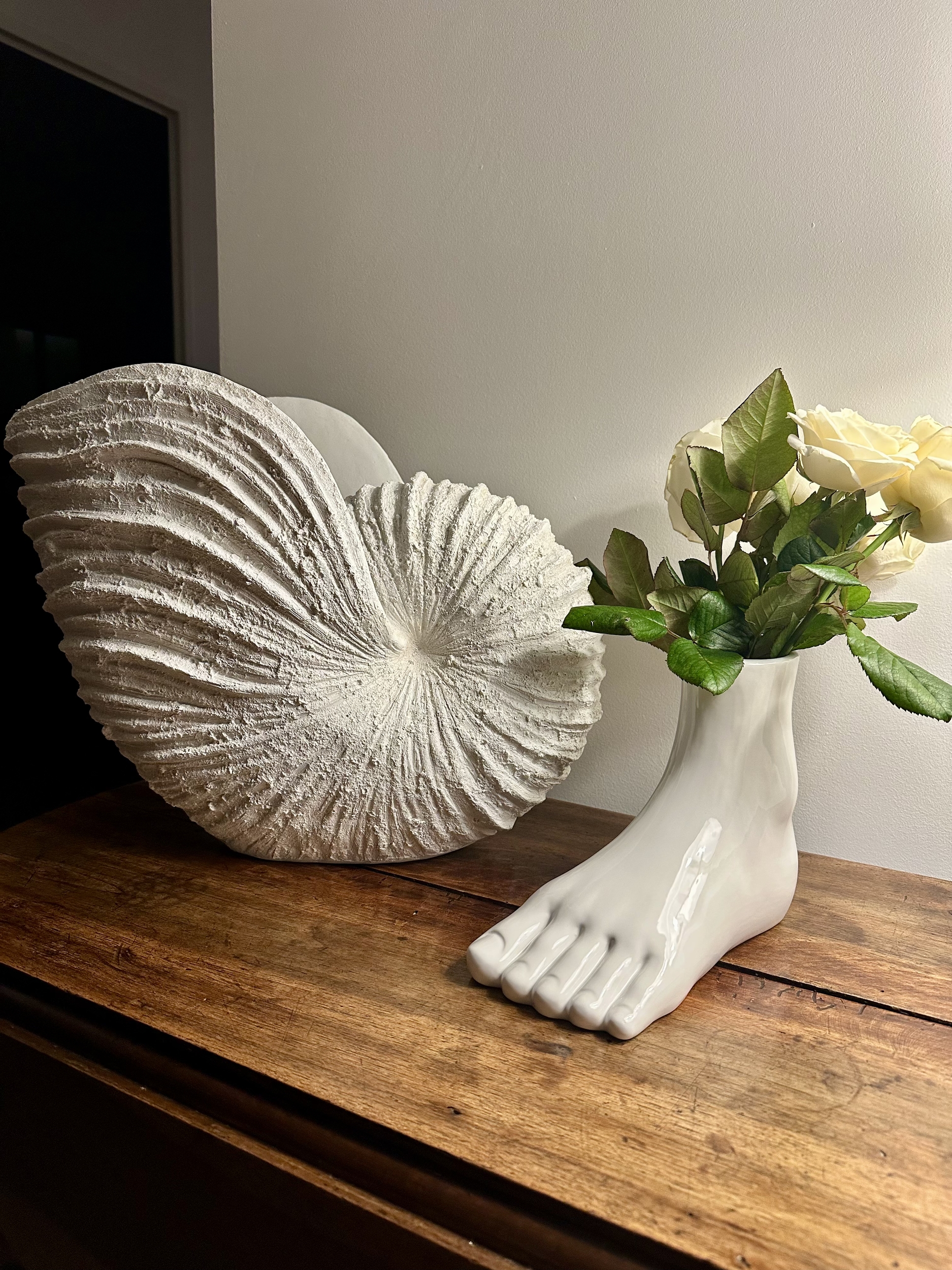 Vase blanc en forme de pied et gros vase en forme de coquillage pour un décor style architectel