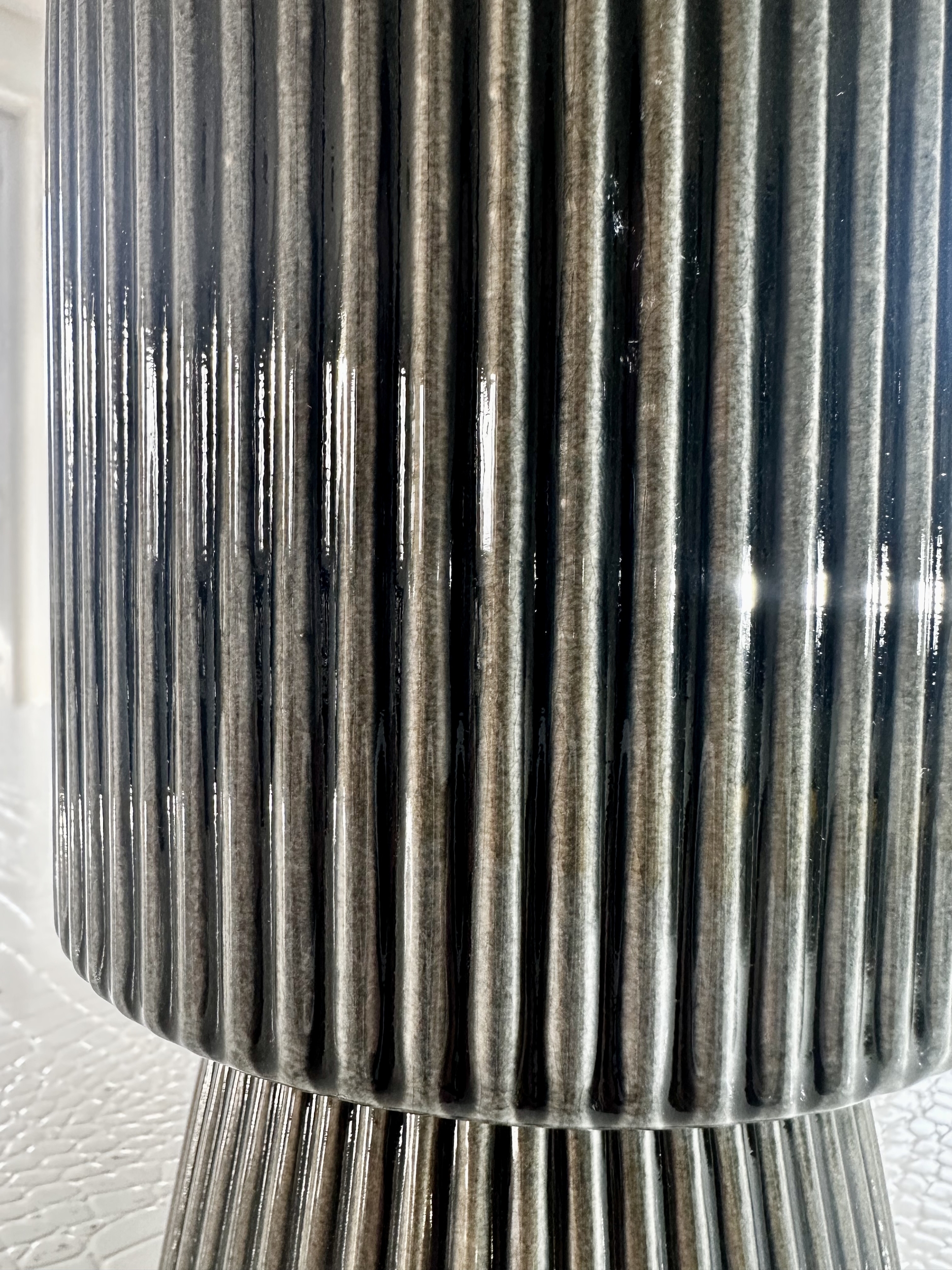 Pot très haut design contemporain pour plante  couleur noir vert et gris et beige