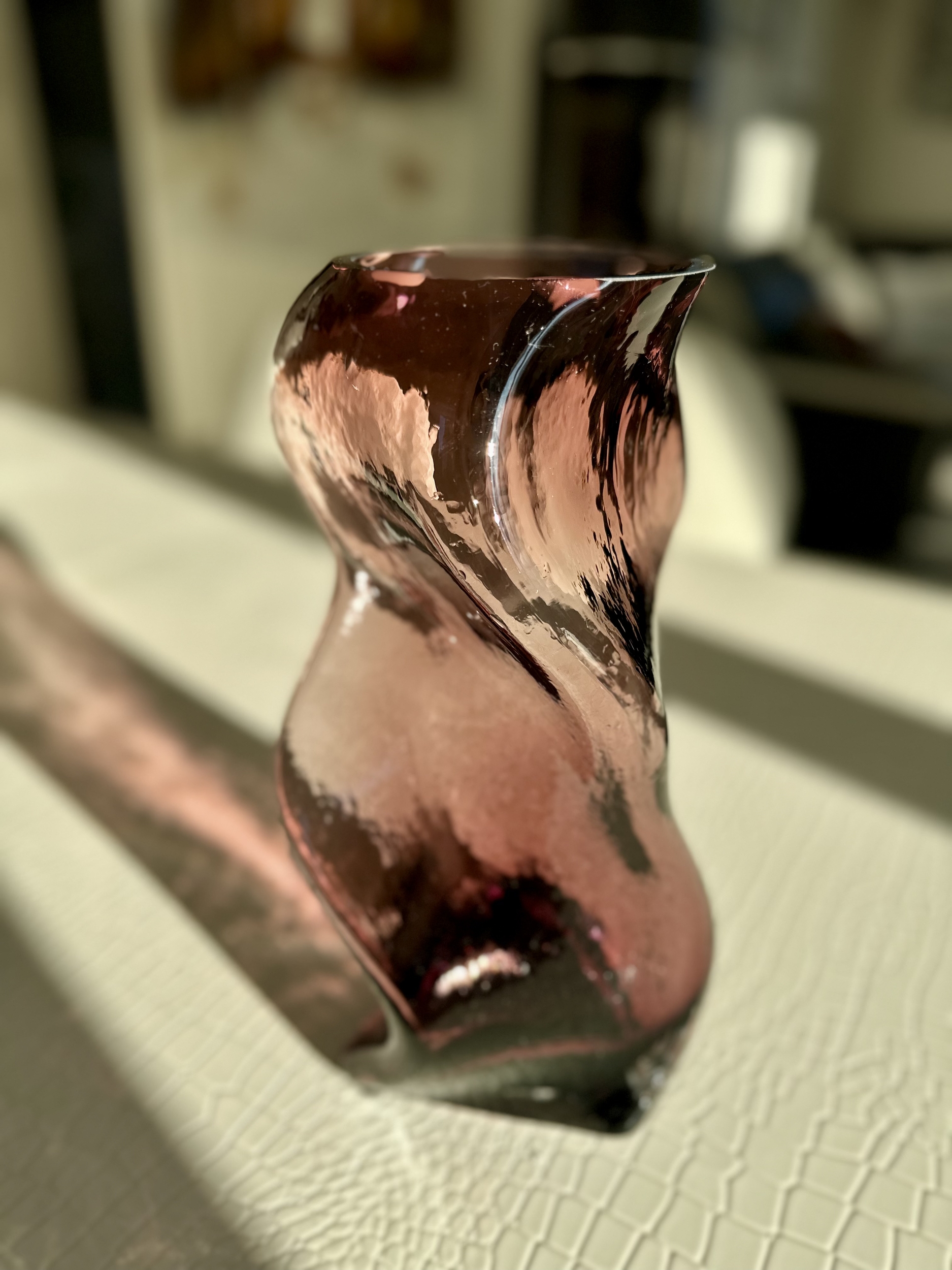 Idée cadeau vase design couleur rose et marron brillant large vase pour mettre un gros bouquet de fleur