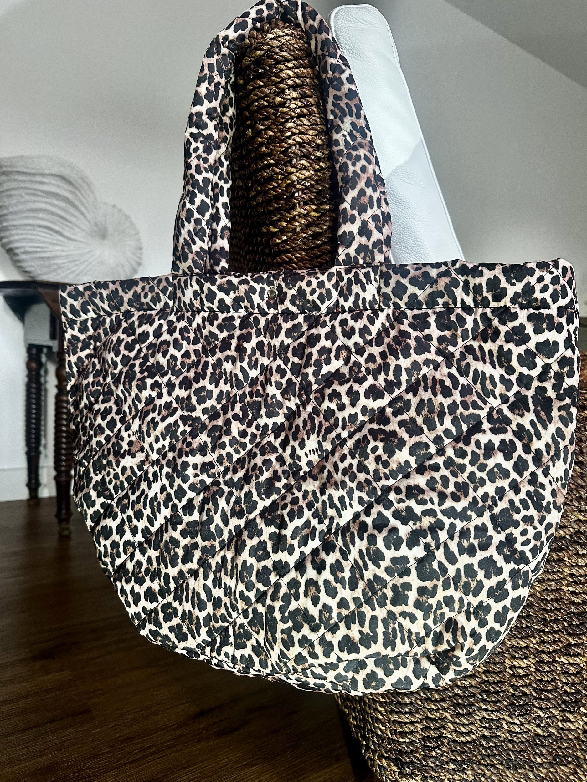 Cabas XXL ou sac à main avec motif léopard à offrir pour aller au sport, faire ses courses ou aller au yoga. Sac à main léopard pratique. Sac à mains avec des grandes anses. Sac cabas pour aller en cours avec motif léopard. Sac style doudoune