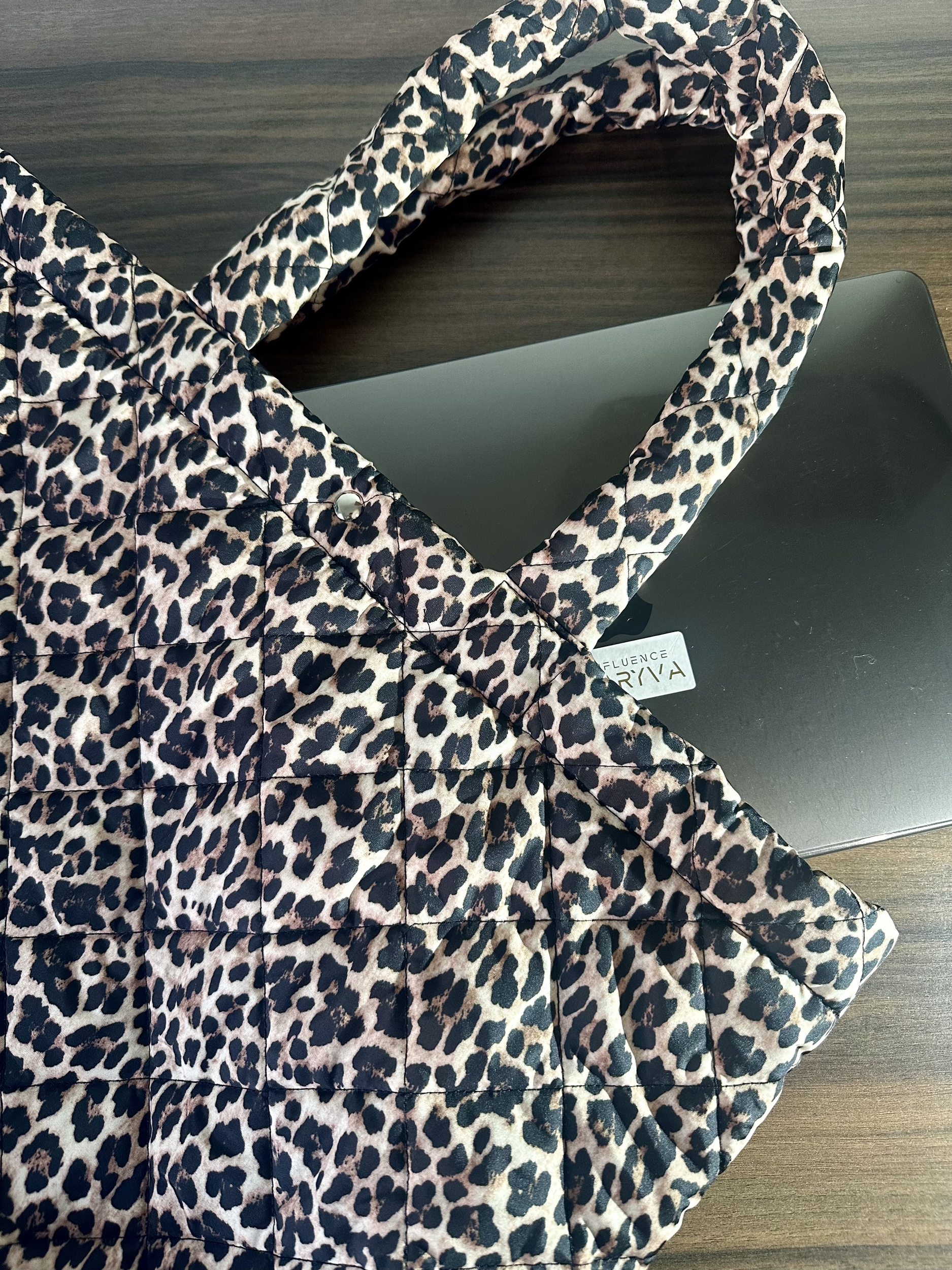 Sac à la mode pour le yoga avec motif léopard grand cabas léopard. Sac style doudoune