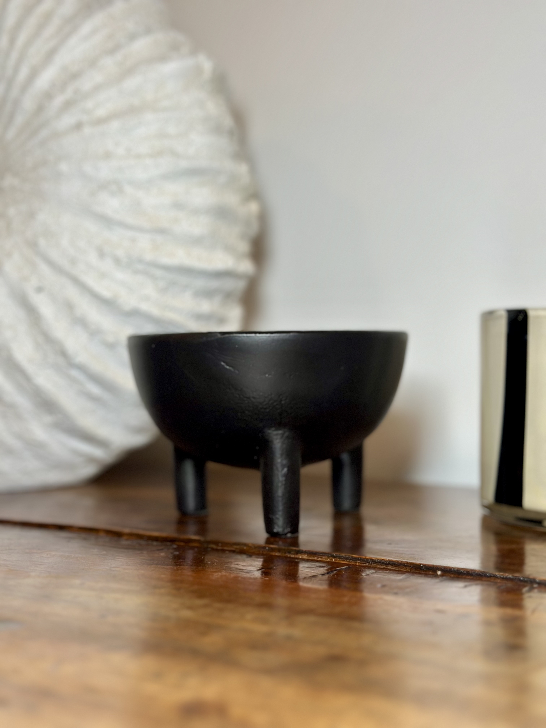 Vide poche élégant à mettre dans une entrée, couleur foncée, couleur noir, design contemporain, décoration très design, bol noir à petit prix, bol noir pas cher