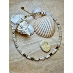Collier en coquillage et croix en nacre