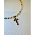 Collier avec une croix coloré, collier en perle pas cher avec une livraison rapide