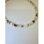 Collier en perle de coquillage pas cher et avec une croix en nacre