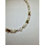 Collier chrétien avec une croix en nacre et en coquillage, idée cadeau pas cher pour une femme
