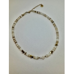 Collier avec une croix en nacre