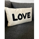 Coussin pas cher à offrir pour une femme. Coussin avec le mot love brodé. Coussin original et à la mode.