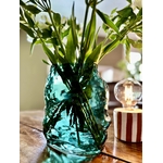 Lampe a rayure marron chocolat et blanche, lampe de table à pile, vase bleu vert effet gondolé très design