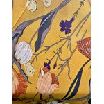 Foulard avec des fleurs colorés bleu marine, violet et ocre