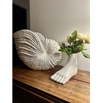 Vase blanc en forme de pied et gros vase en forme de coquillage pour un décor style architectel