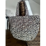 Cabas XXL ou sac à main avec motif léopard à offrir pour aller au sport, faire ses courses ou aller au yoga. Sac à main léopard pratique. Sac à mains avec des grandes anses. Sac cabas pour aller en cours avec motif léopard. Sac style doudoune
