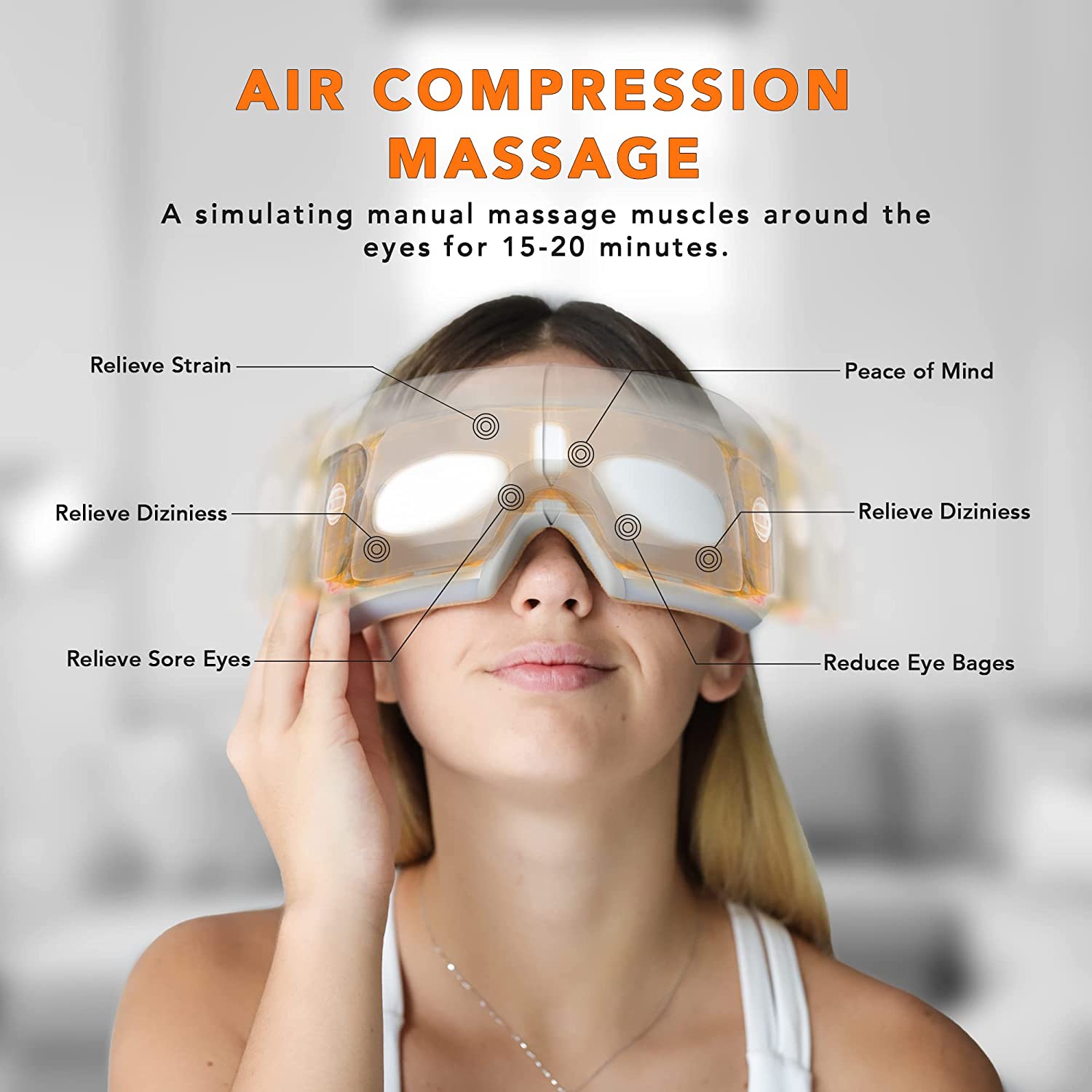 Femme Portant Breo iSee4 Masseur Oculaire Expliquant Le Fonctionnement du Massage Par La Compression dAir