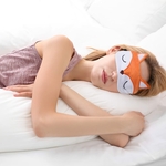 Femme Portant Hemiks Masque de Sommeil Enfant Dort Paisiblement Sur Le Côté