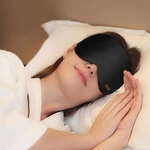 Femme Dort Avec Gritin Masque de Sommeil Dans Un Lit Blanc