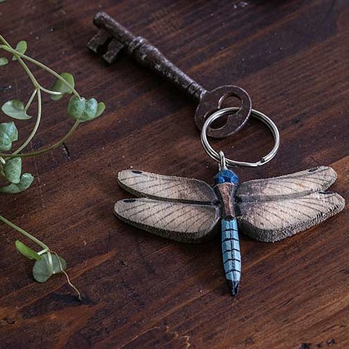 porte‑clés libellule bleue en bois sculpté à la main sur fond clair