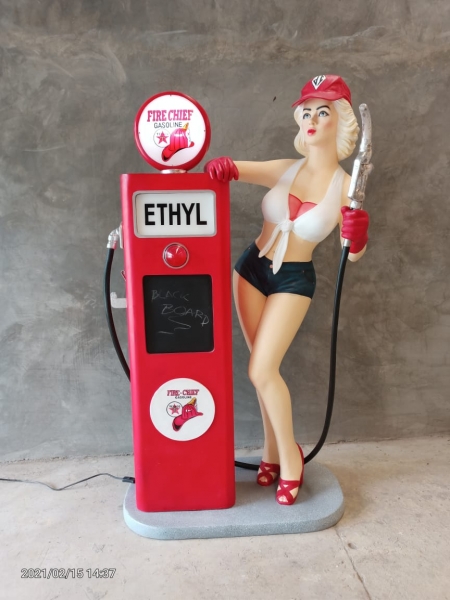 statue de pin-up pompiste en résine