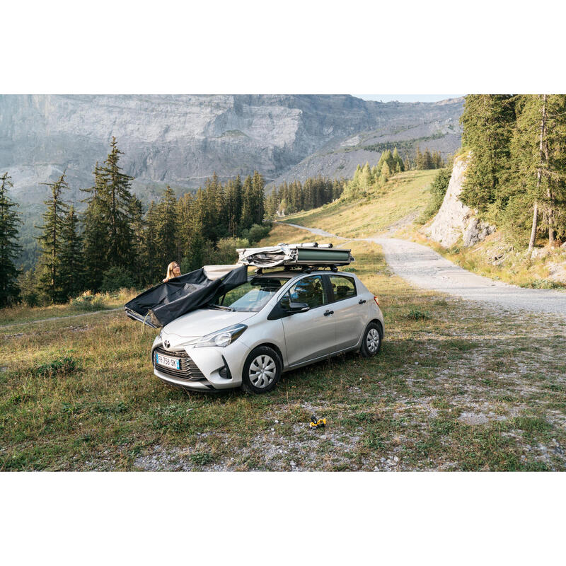 Citadine en montagne, tente MH500 en cours de dépliage sur le toit
