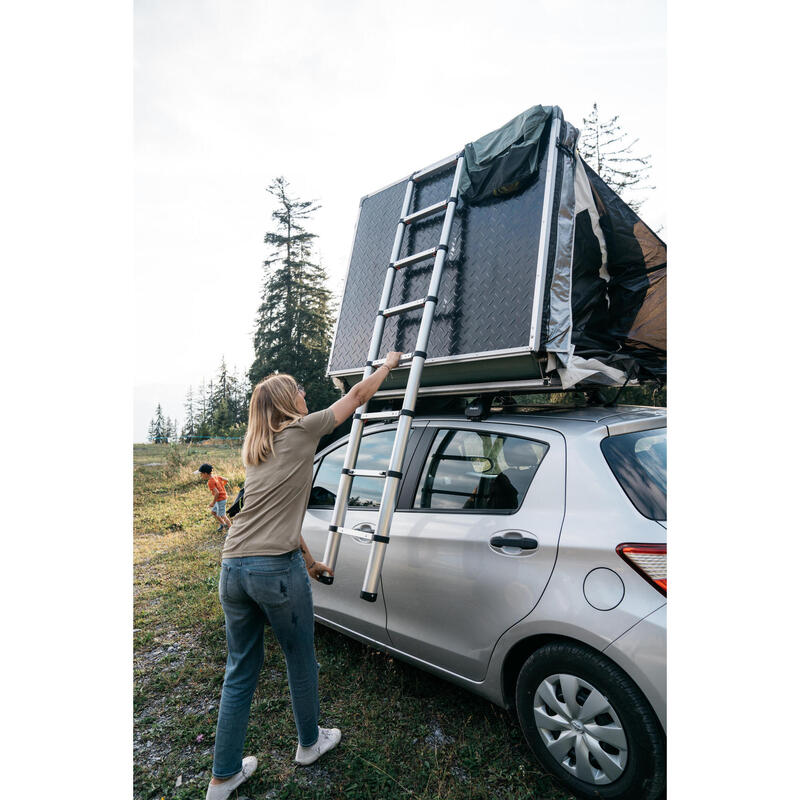 Femme faisant basculer la tente MH500 avec léchelle sur une citadine