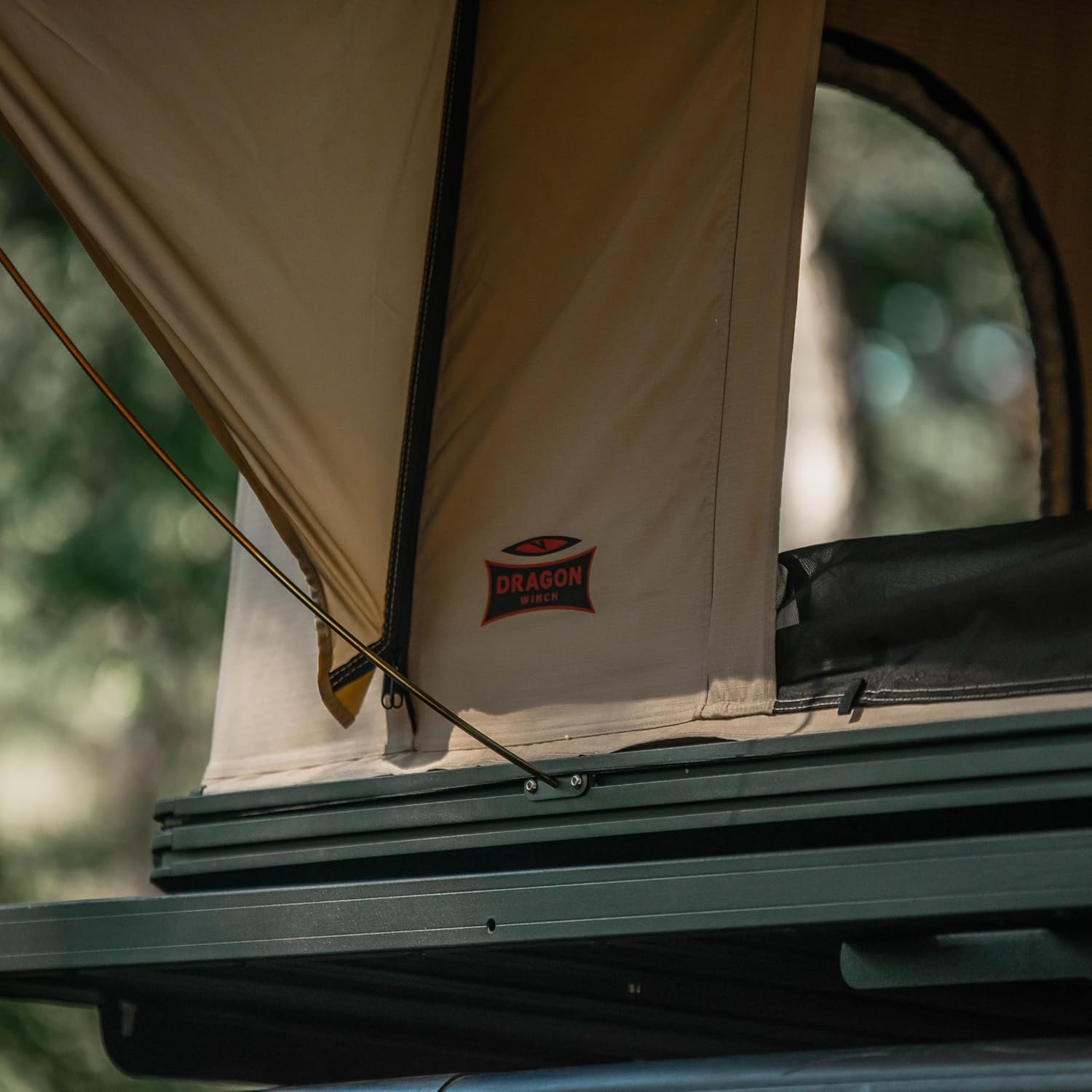 Détail de la toile et du logo Dragon Winch sur la tente Type R