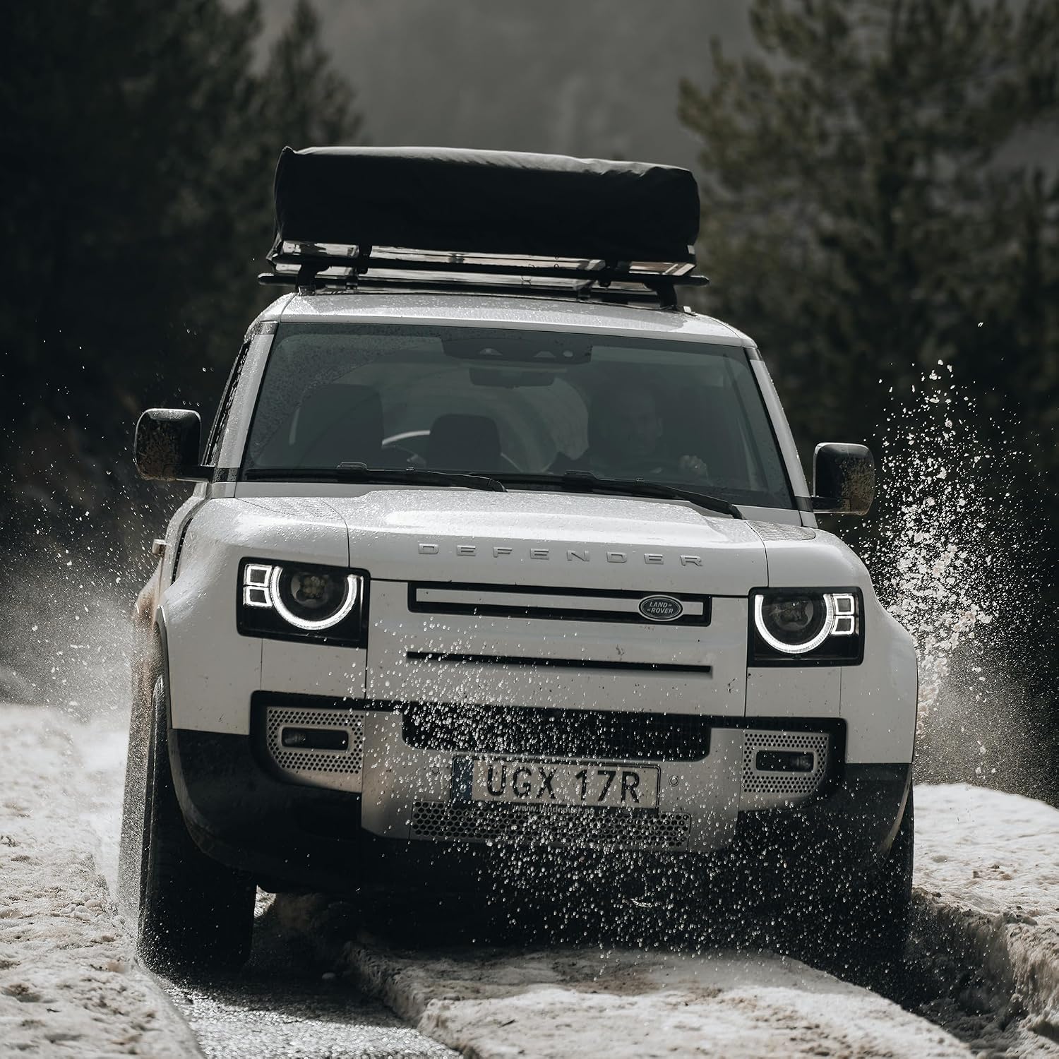 4x4 roulant dans la neige avec la tente Thule Approach repliée sur le toit