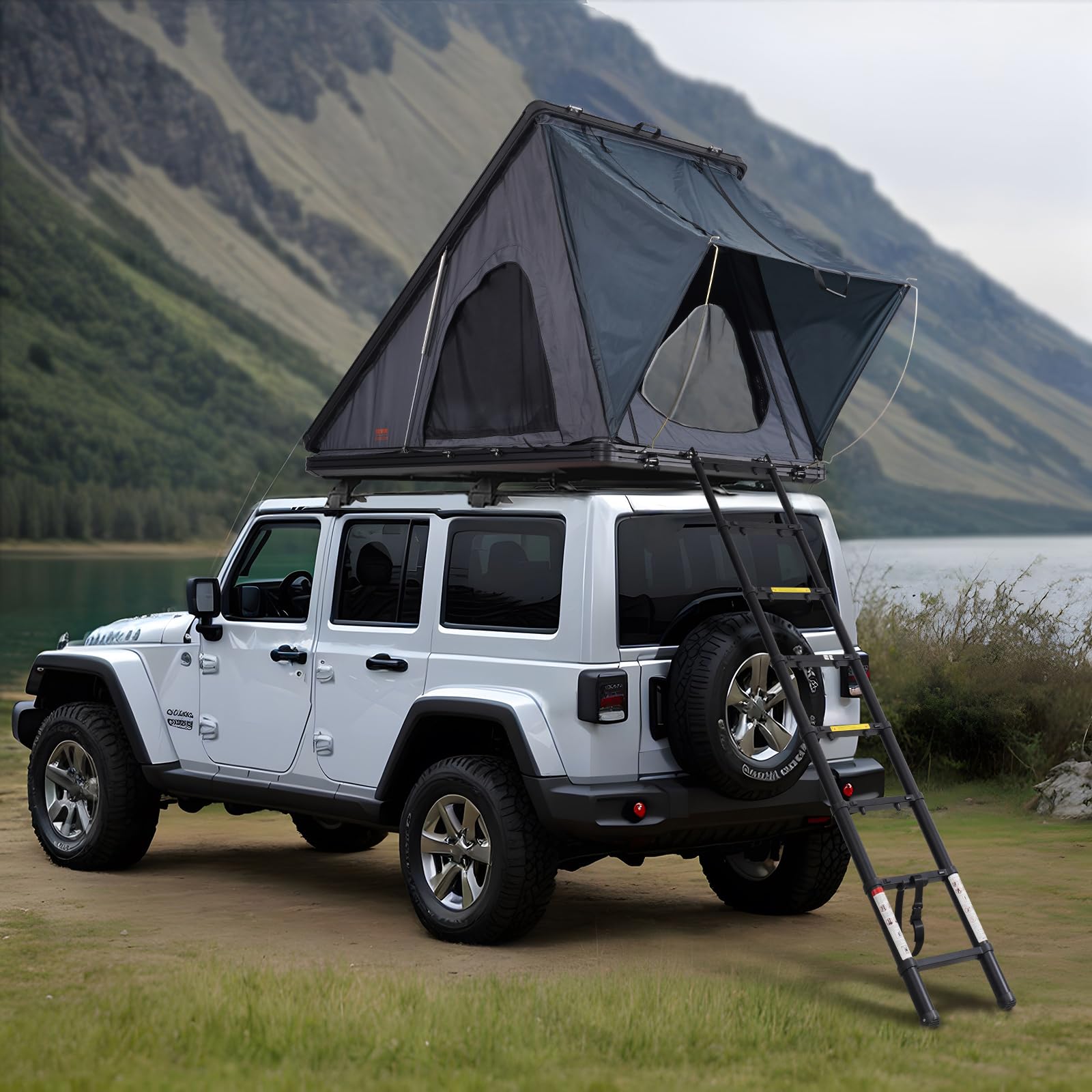Tente de toit rigide triangulaire VEVOR ouverte sur un 4x4 blanc, échelle dépliée