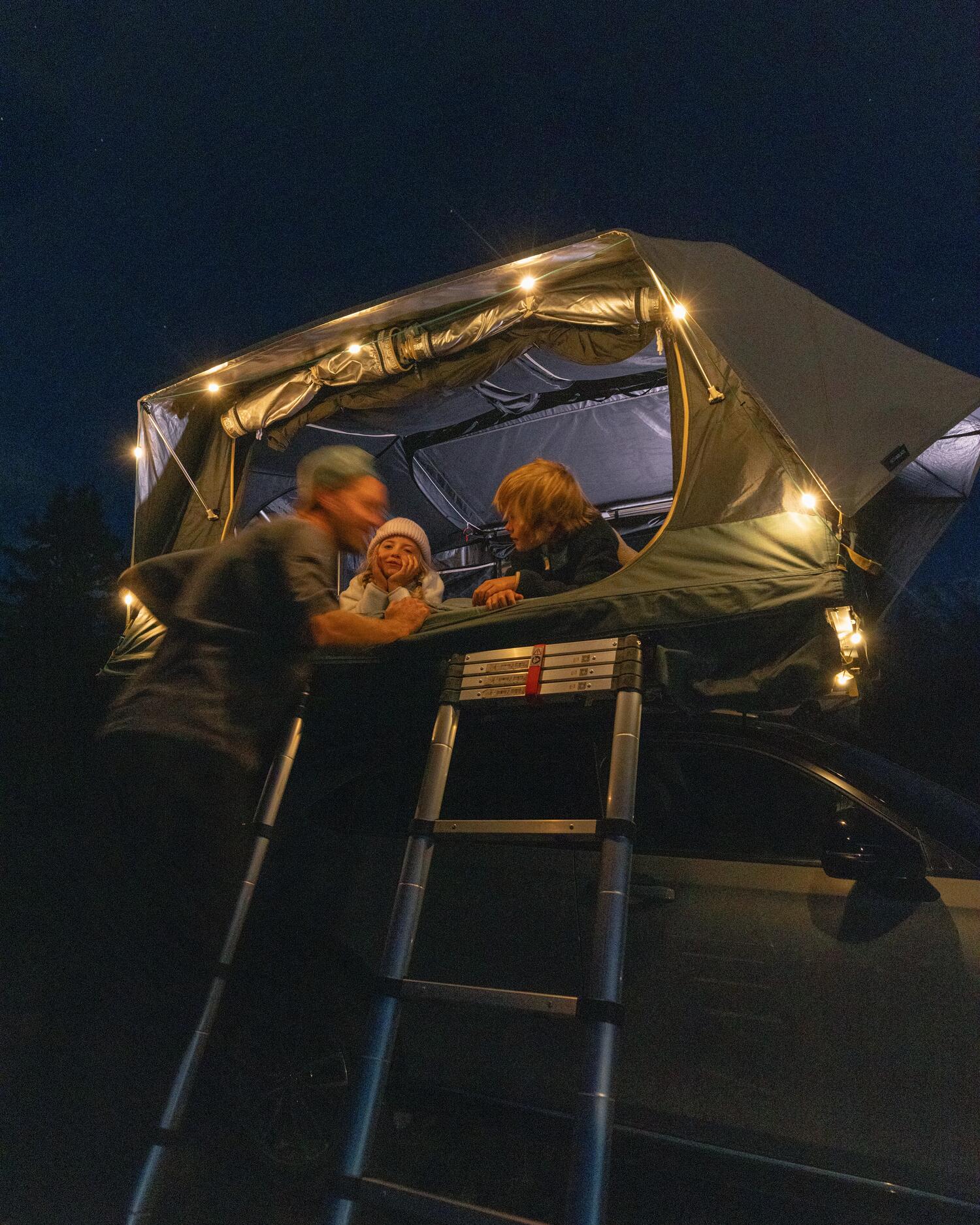 Tente de toit 500 4P éclairée de nuit, enfants à l’intérieur