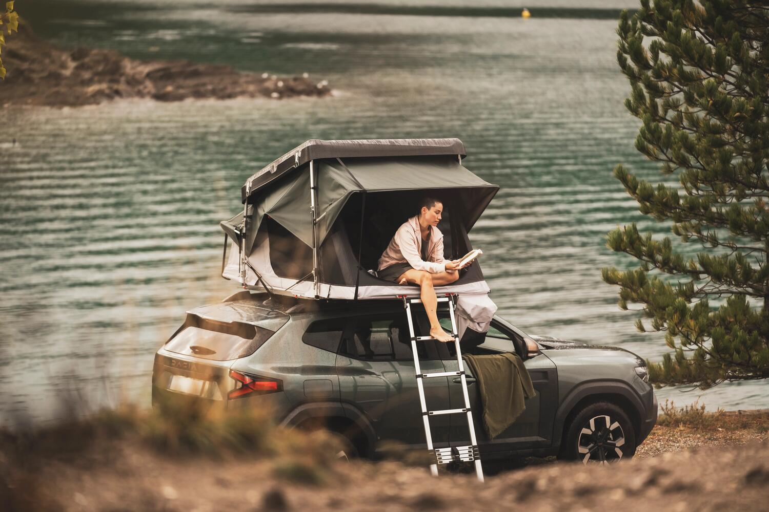 Tente de toit Quechua x NaïtUp ouverte sur un SUV au bord d’un lac