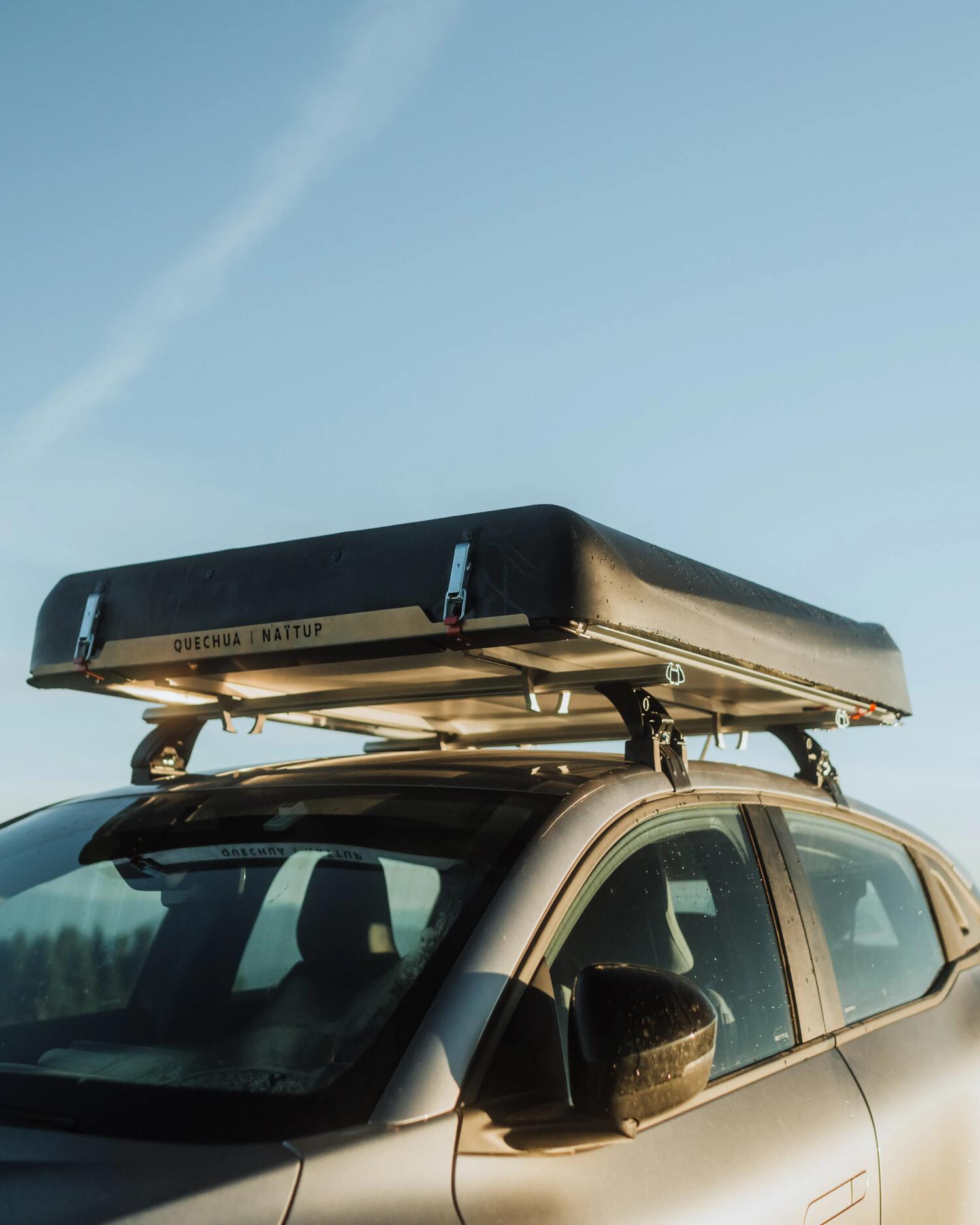 Coque fermée de la tente Quechua x NaïtUp sur le toit d’une voiture