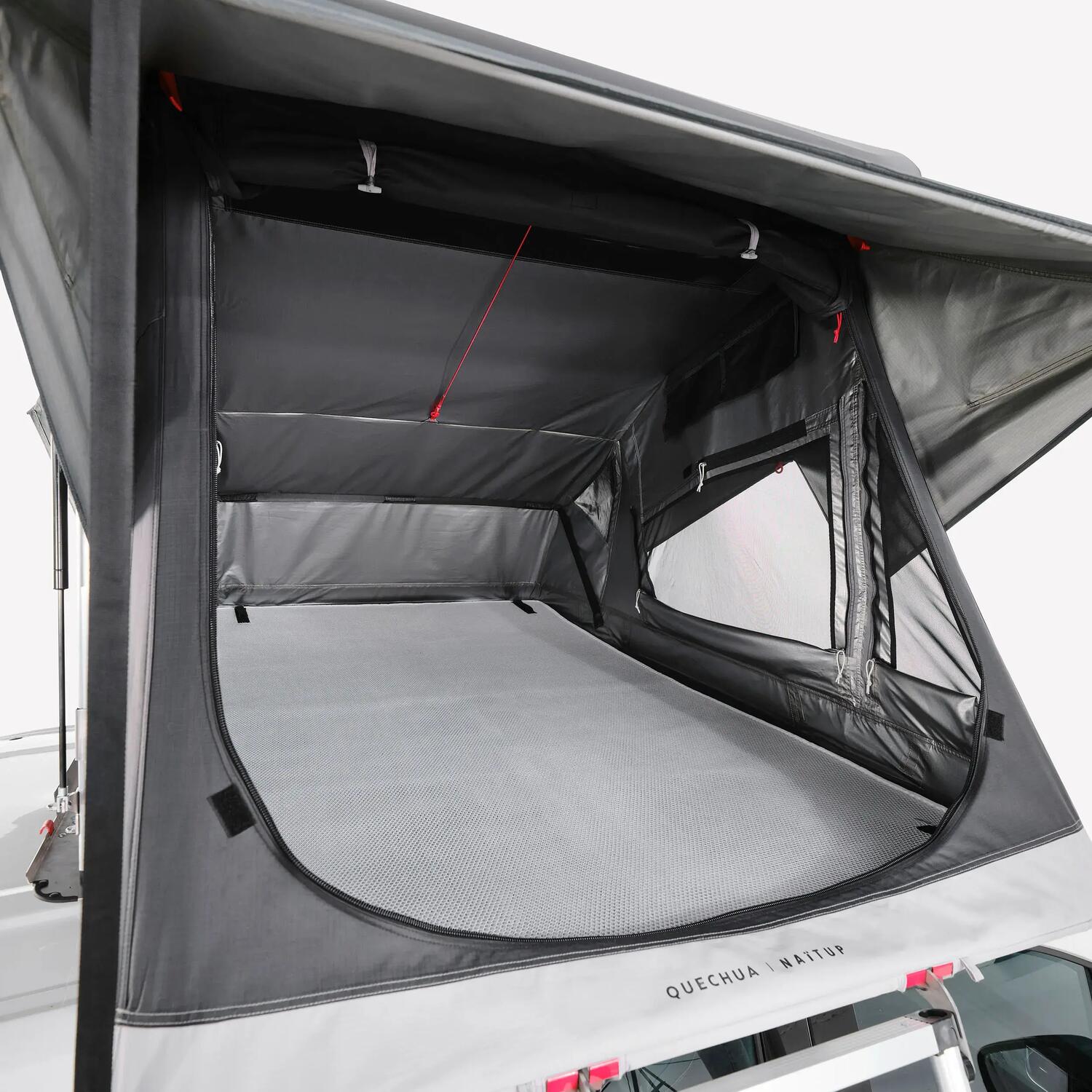 Intérieur de la tente Quechua x NaïtUp, matelas gris et fenêtres en maille