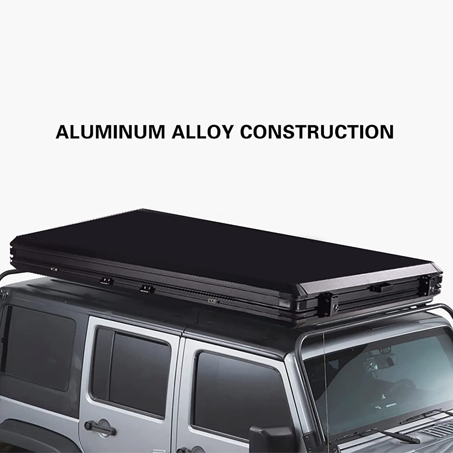 Coque noire de la tente XTLLY fermée sur le toit d'un 4x4 (visuel en anglais)