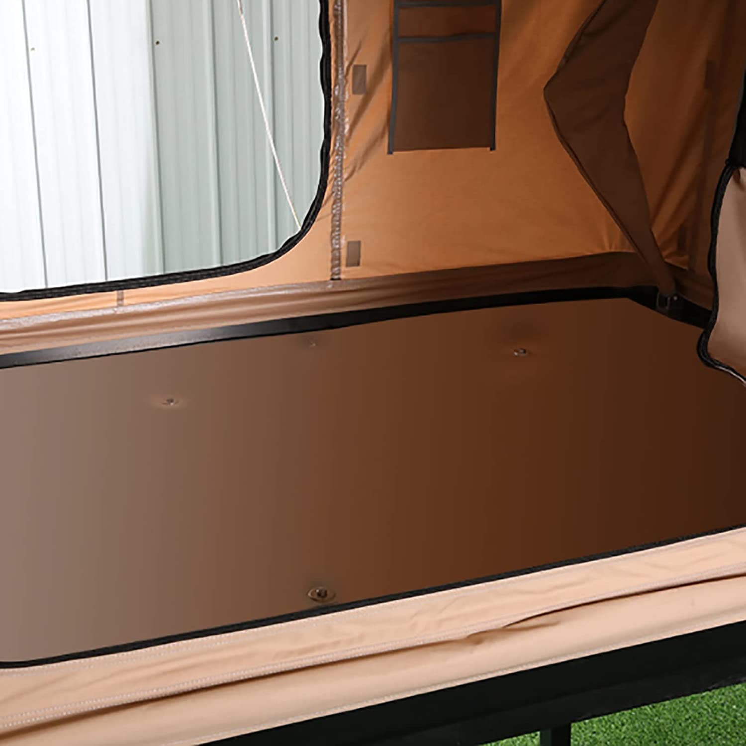 Intérieur de la tente beige : matelas et poche murale
