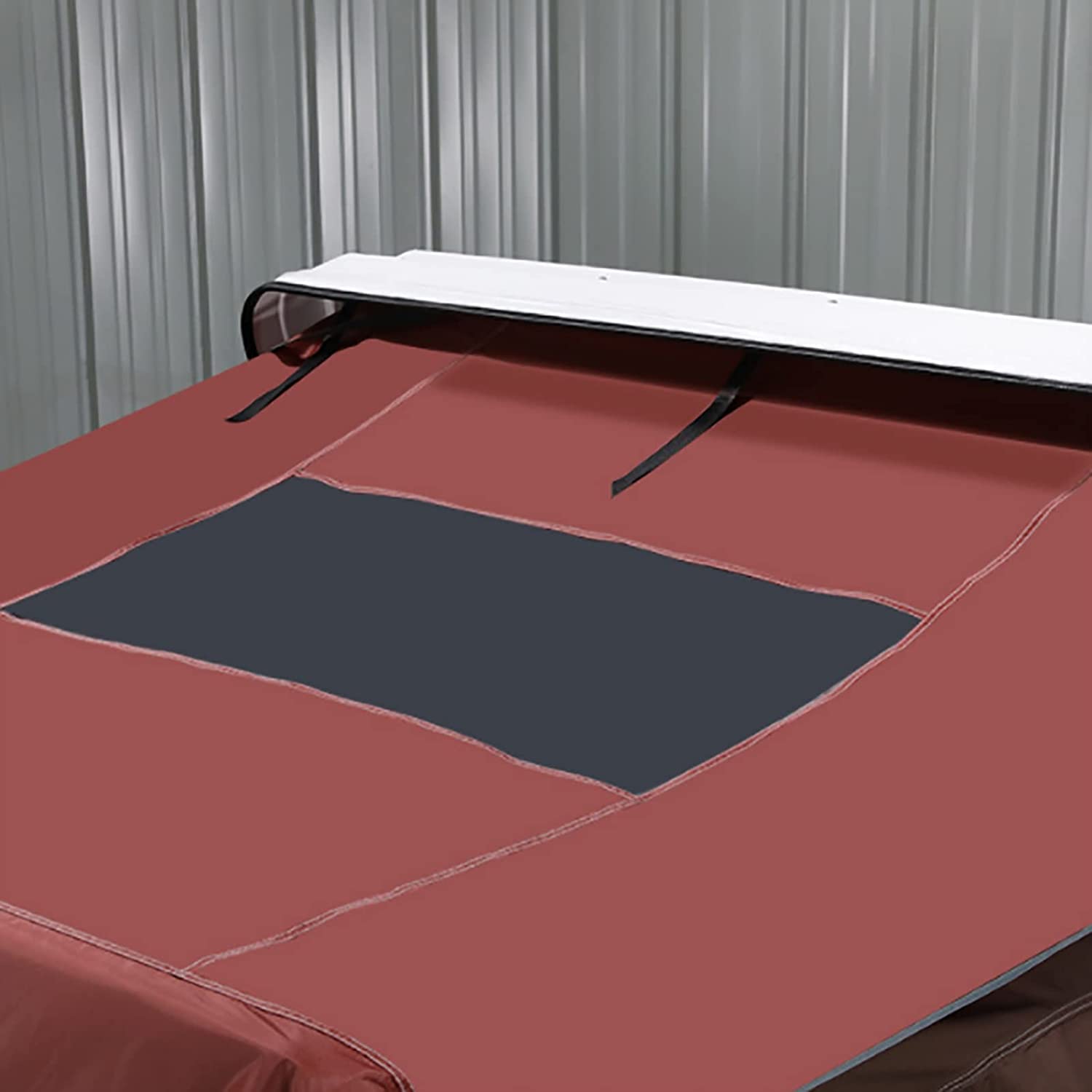 Détail de la toile rouge et des sangles sous la coque blanche