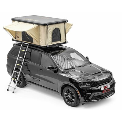 Tente de toit rigide Dragon Winch Type R ouverte sur un SUV noir, échelle dépliée