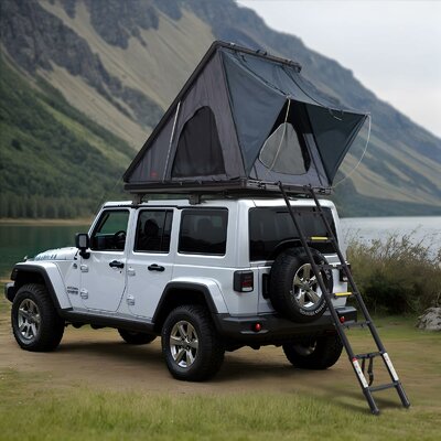 Tente de toit rigide triangulaire VEVOR ouverte sur un 4x4 blanc, échelle dépliée