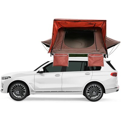 Tente de toit à coque dure, toile rouge, ouverte sur un SUV blanc vu de profil